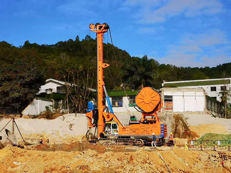 AK360×2廣東汕頭大學工地施工現場(圖1)
